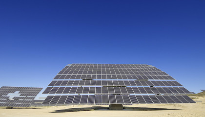 光伏玻璃價格驟降，是短期波動還是長期趨勢？未來走勢深度解析